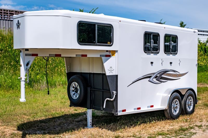 How do you hook up a gooseneck horse trailer?